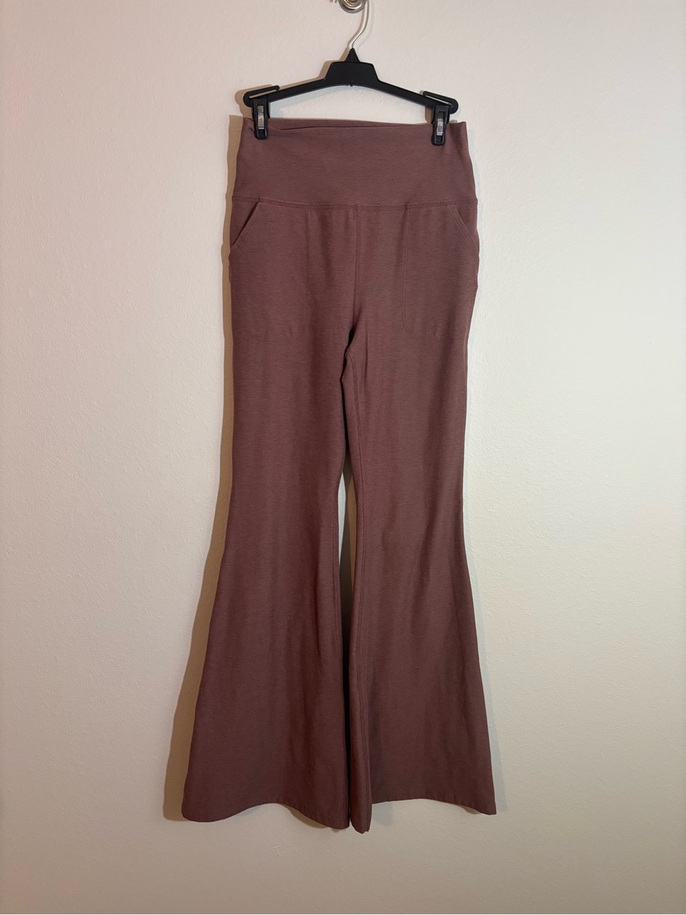 Beyond Yoga Pocket Flare Pants Size M High Waist Mauve Heather